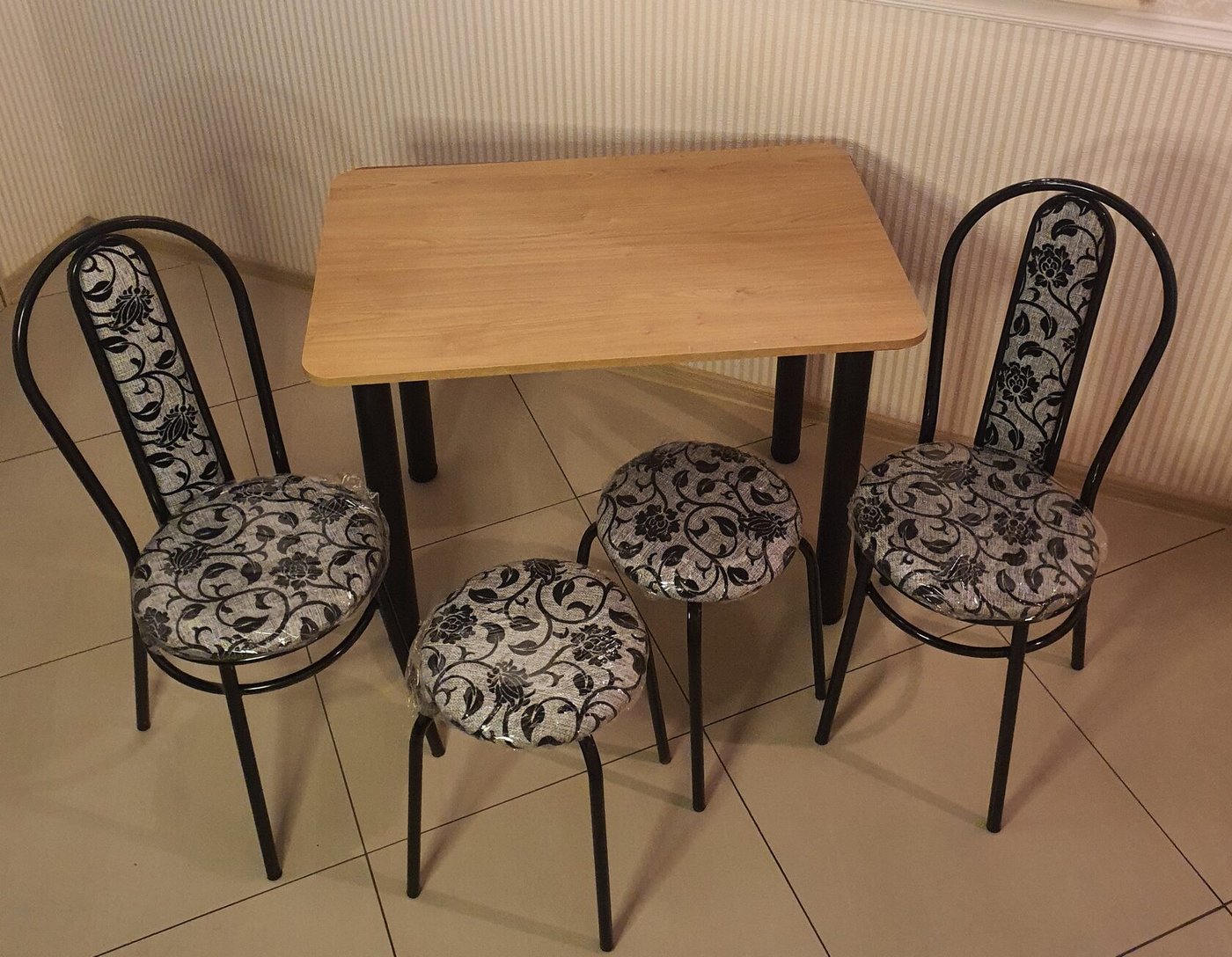 

Обеденная группа Табуретоф стол, 2 табурета, 2 стула (Цветы/Черный, ст. 90x60 см, Светло-желтый)