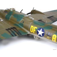 Сборная модель Revell 04297 Американский бомбардировщик B-17F Memphis Belle