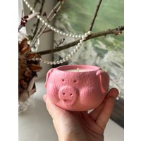 Ароматическая свеча Gentle Art Свинка Гранатовый биттер (розовый, хлопковый фитиль)