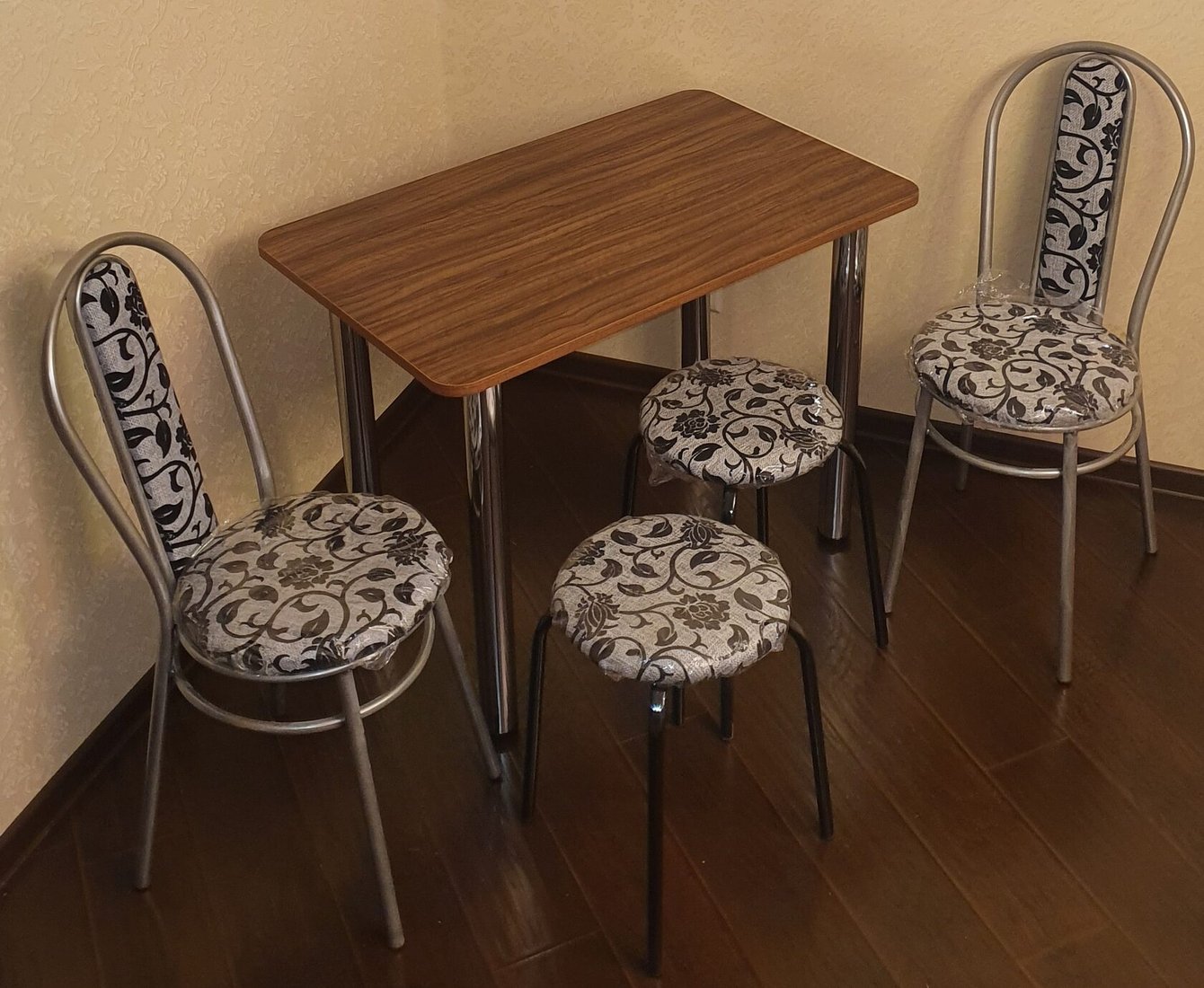 

Обеденная группа Табуретоф стол, 2 табурета, 2 стула (Цветы/Серебро, ст. 80x60 см, Темно-каштановый)