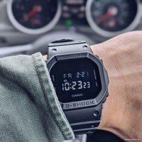 Наручные часы Casio DW-5600BB-1E