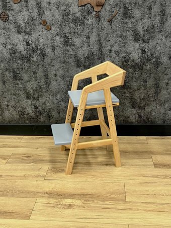 Растущий стул Мебель из мастерской Массив ольхи светло-серая сидушка и подножка (натуральный)