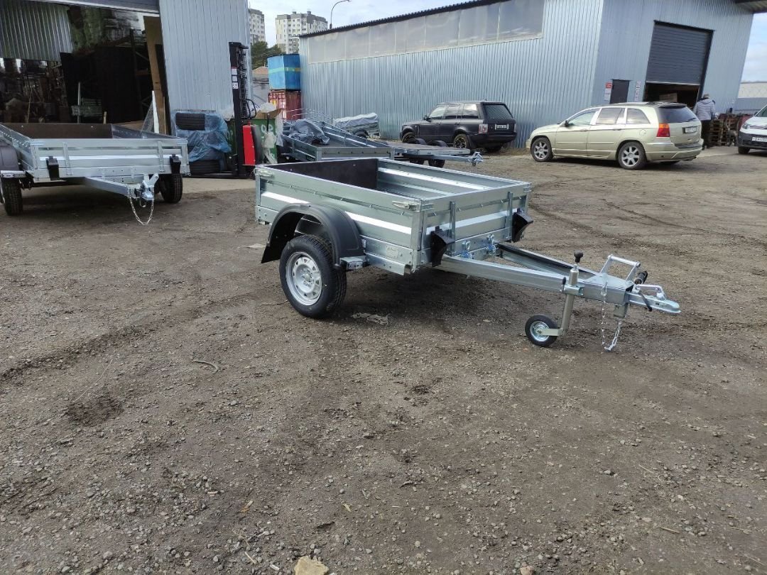 

Одноосный прицеп AvtoS A15M1B (1500x1300x300, R13, ресс. AL-KO, тент 400мм)