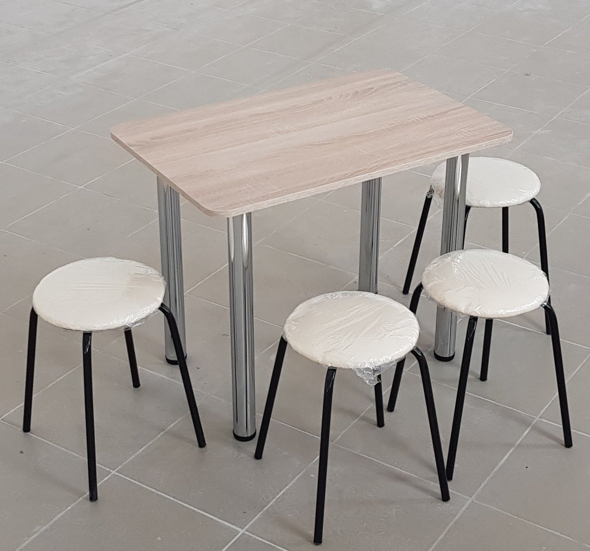 

Обеденная группа Табуретоф стол и 4 табурета (Молоко/Черный, ст. 100x60 см, Светло-серый)