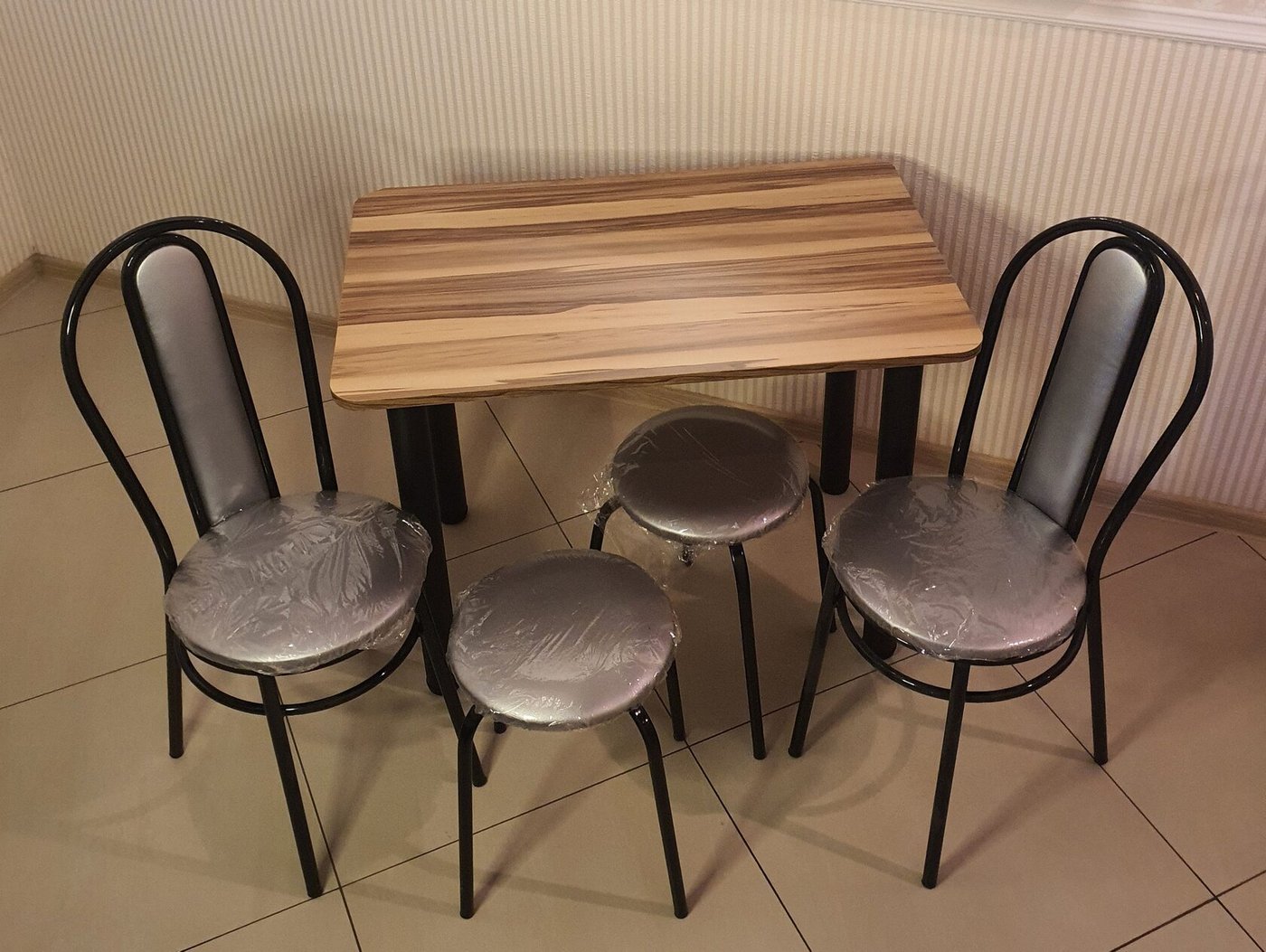 

Обеденная группа Табуретоф стол, 2 табурета, 2 стула (Серебро/Черный, ст. 90x60 см, Карамельно-рыжий)