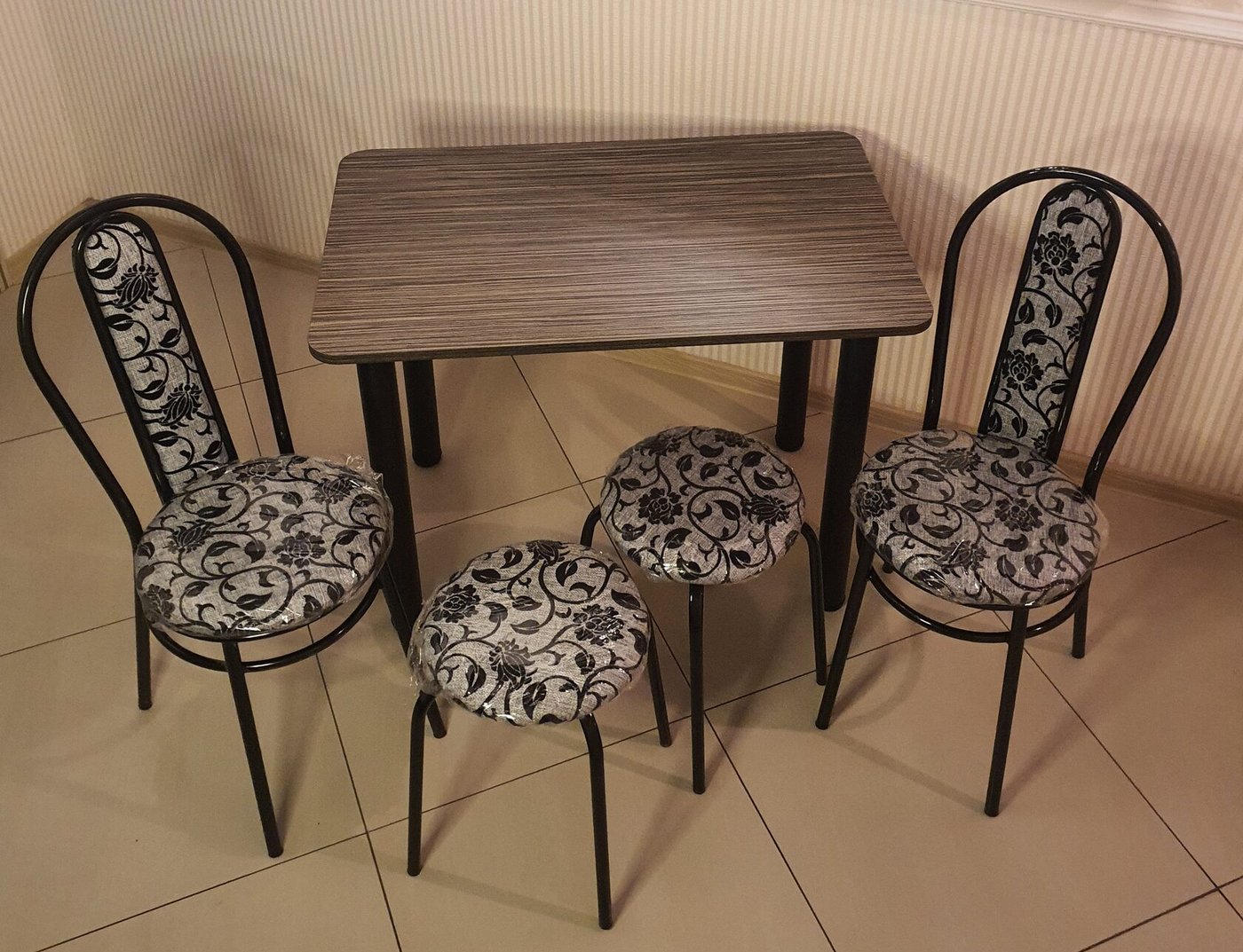 

Обеденная группа Табуретоф стол, 2 табурета, 2 стула (Цветы/Черный, ст. 100x60 см, Серый-черный)