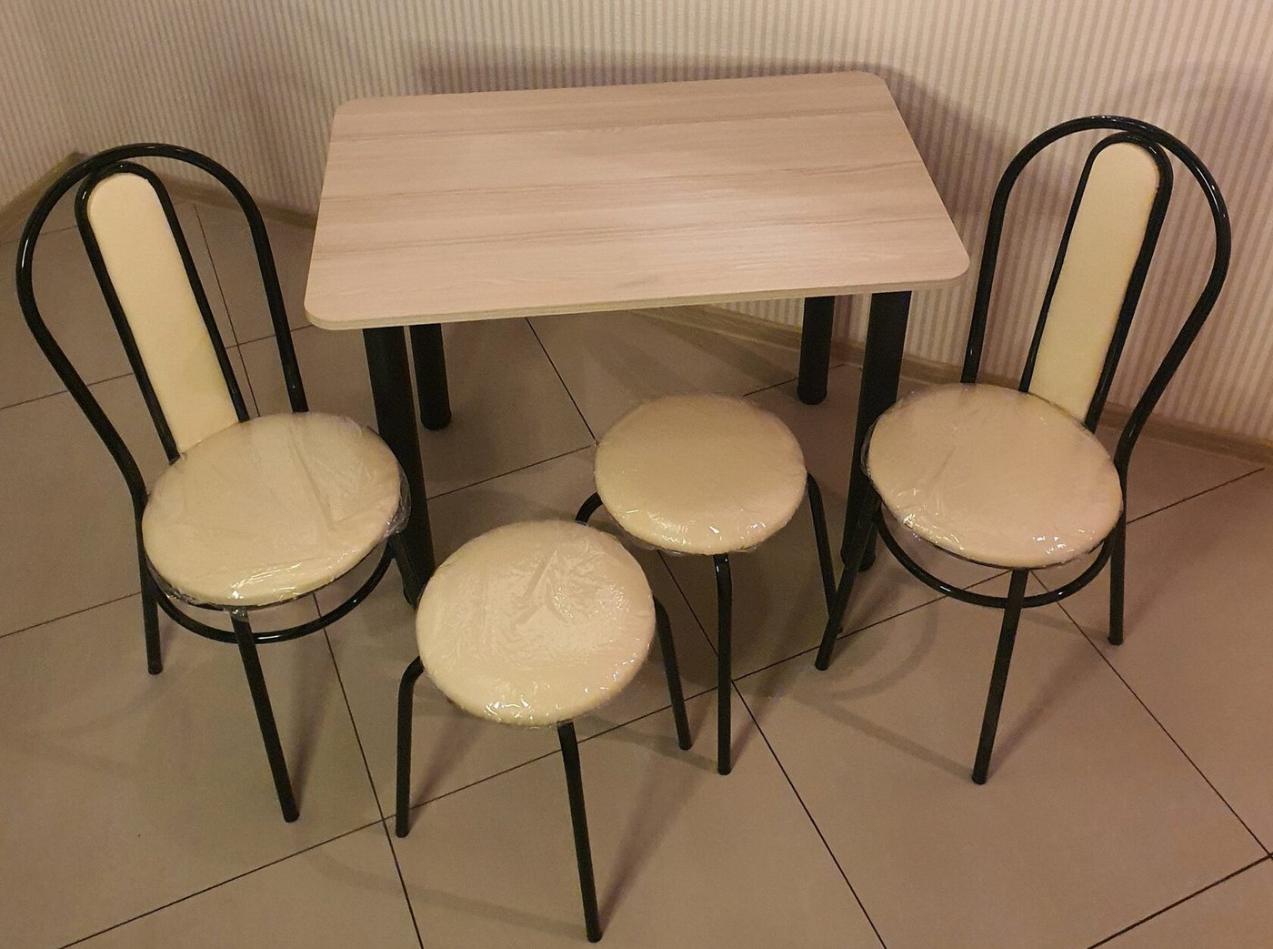 

Обеденная группа Табуретоф стол, 2 табурета, 2 стула (Молоко/Черный , ст. 80x60 см, Слоновая кость)