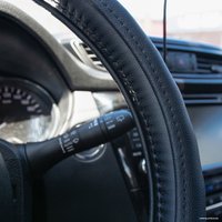 Оплетка на руль AVS GL-165M-B