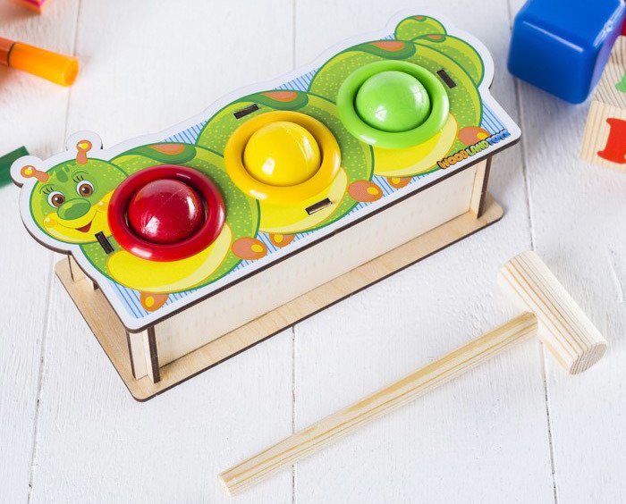 

Молоточек WoodLand Toys Гусеница с молотком 3634555