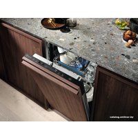 Встраиваемая посудомоечная машина Electrolux EEQ942200L