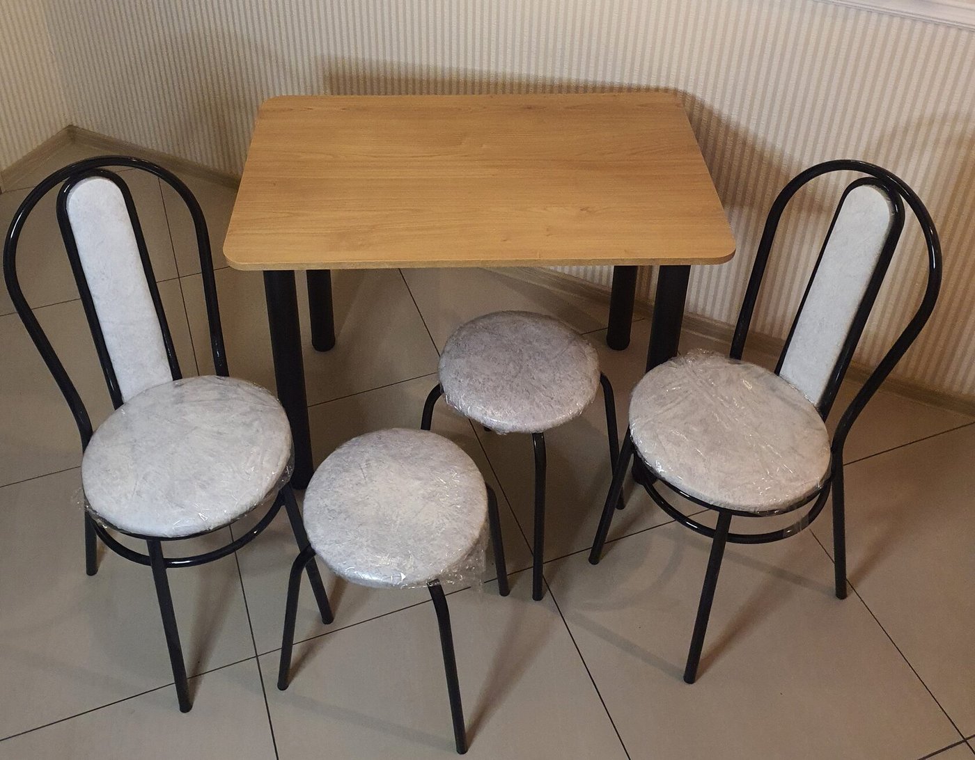 

Обеденная группа Табуретоф стол, 2 табурета, 2 стула (Мрамор/Черный, ст. 80x60 см, Светло-желтый)