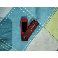 Аппаратный криптокошелек Ledger Nano S Plus (рубиновый красный)