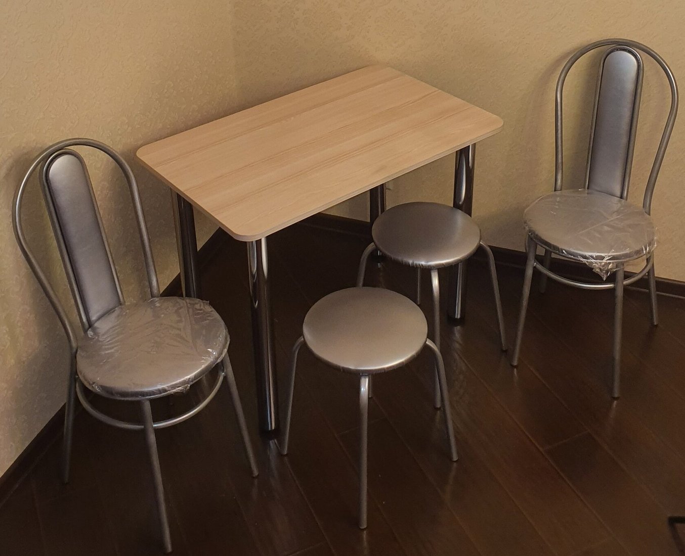 

Обеденная группа Табуретоф стол, 2 табурета, 2 стула (Серебро/Серебро/Стеганный, ст. 90x60 см, Светло-серый)