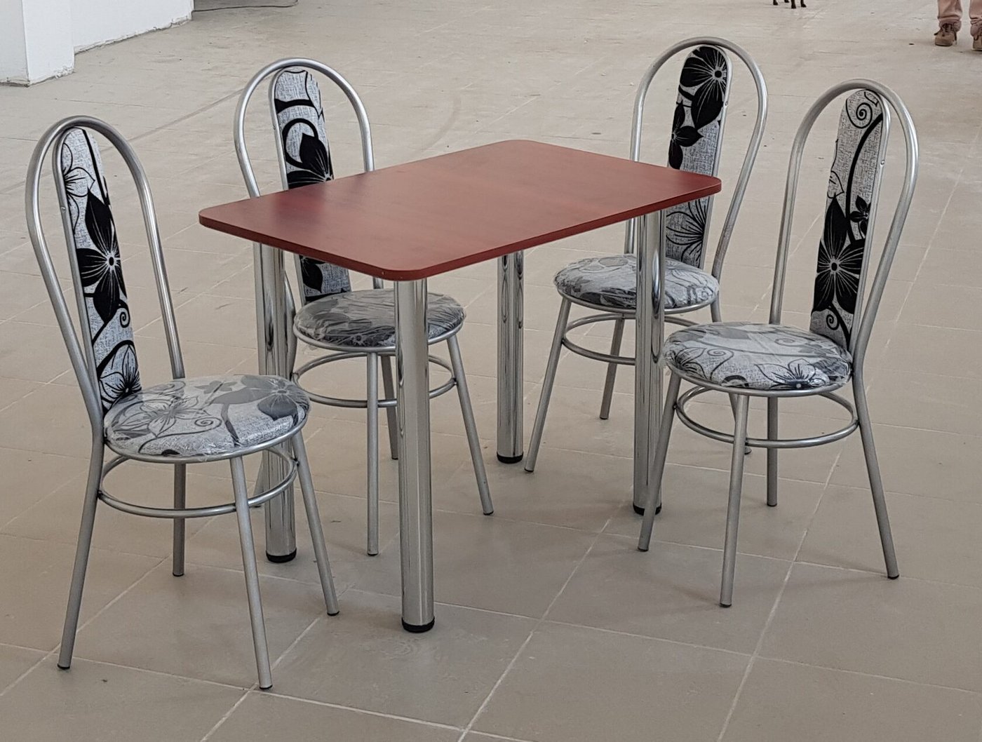 

Обеденная группа Табуретоф стол и 4 стула (Цветы/Серебро, ст. 110x70 см, Красно-терракотовый)