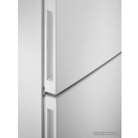 Холодильник Electrolux LNC7ME32W3