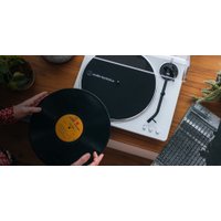 Виниловый проигрыватель Audio-Technica AT-LP70XBT-WW