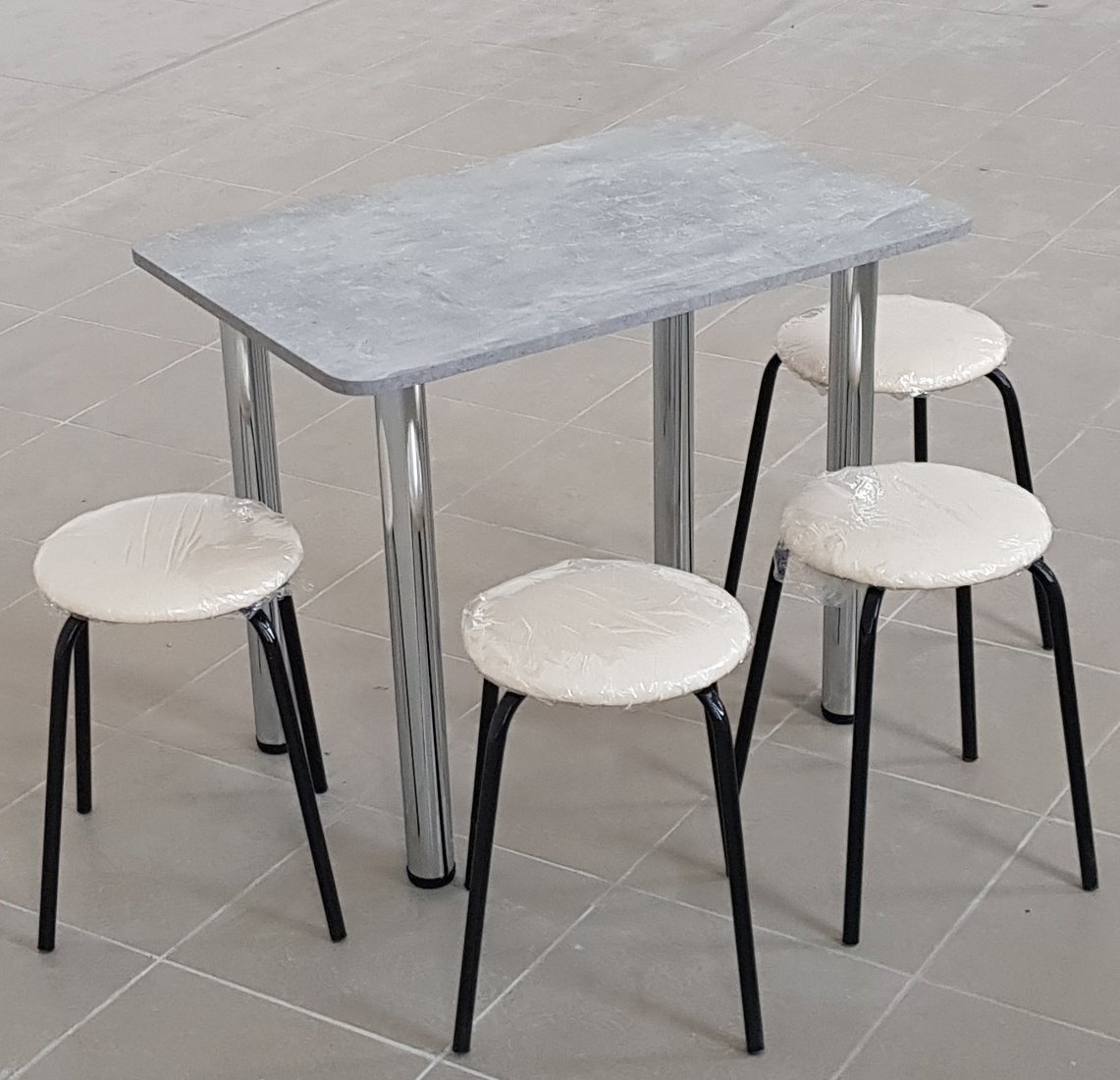 

Обеденная группа Табуретоф стол и 4 табурета (Молоко/Черный, ст. 90x60 см, Серый)