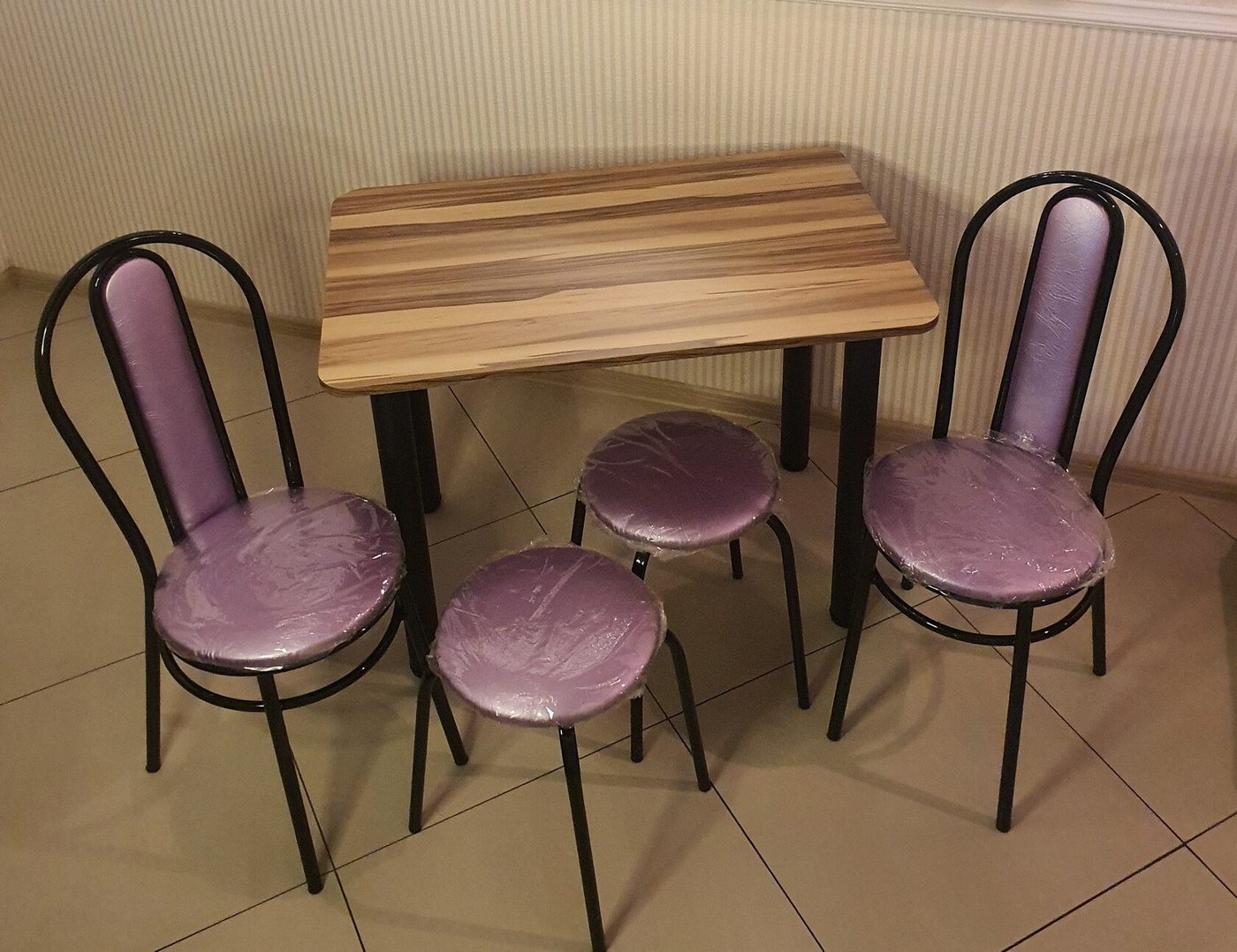 

Обеденная группа Табуретоф стол, 2 табурета, 2 стула (Фиолет/Черный, ст. 90x60 см, Карамельно-кофейный)