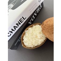 Ароматическая свеча chaos в кокосе (груша в бренди)