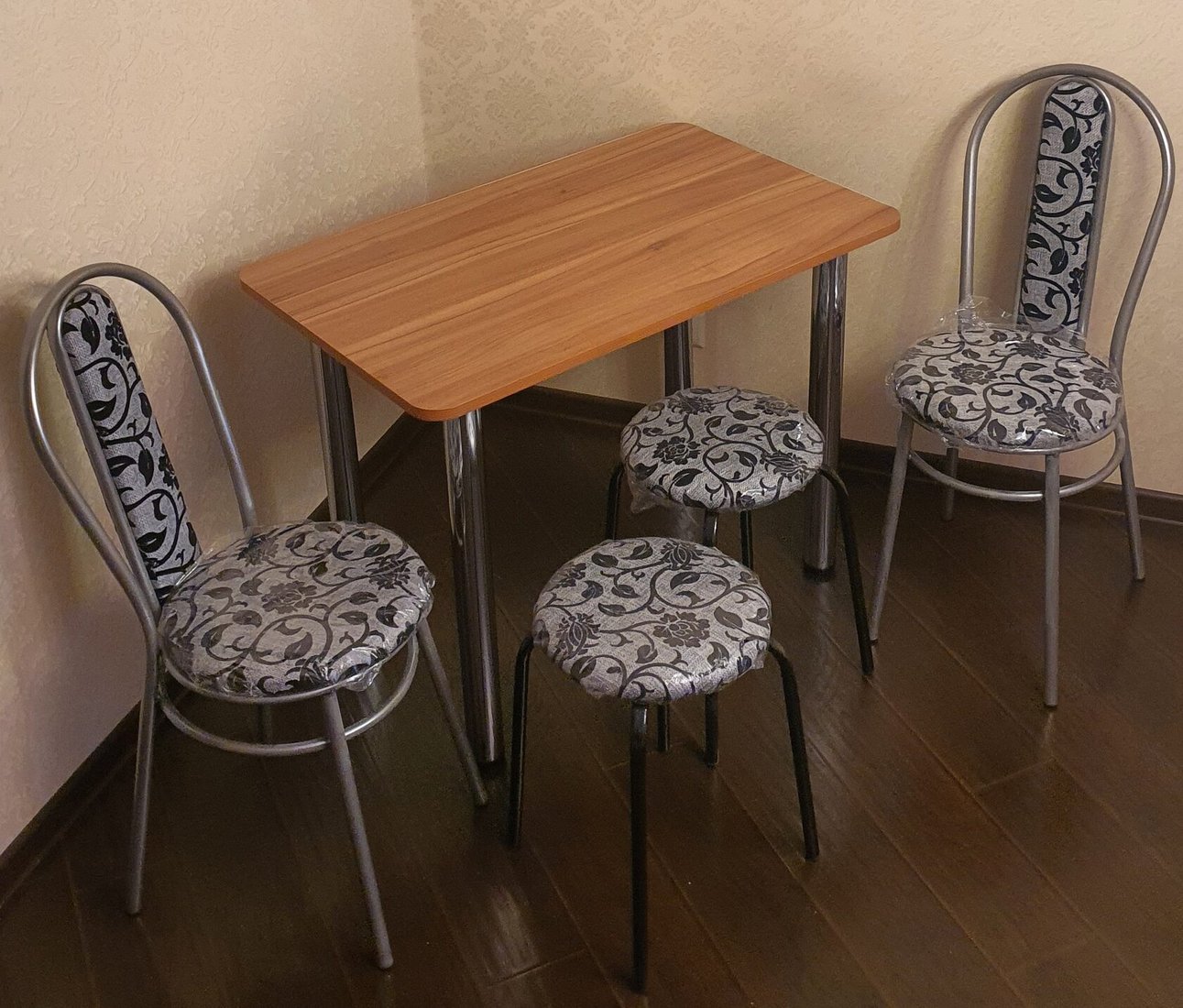 

Обеденная группа Табуретоф стол, 2 табурета, 2 стула (Цветы/Серебро, ст. 80x60 см, Светло-рыжий)