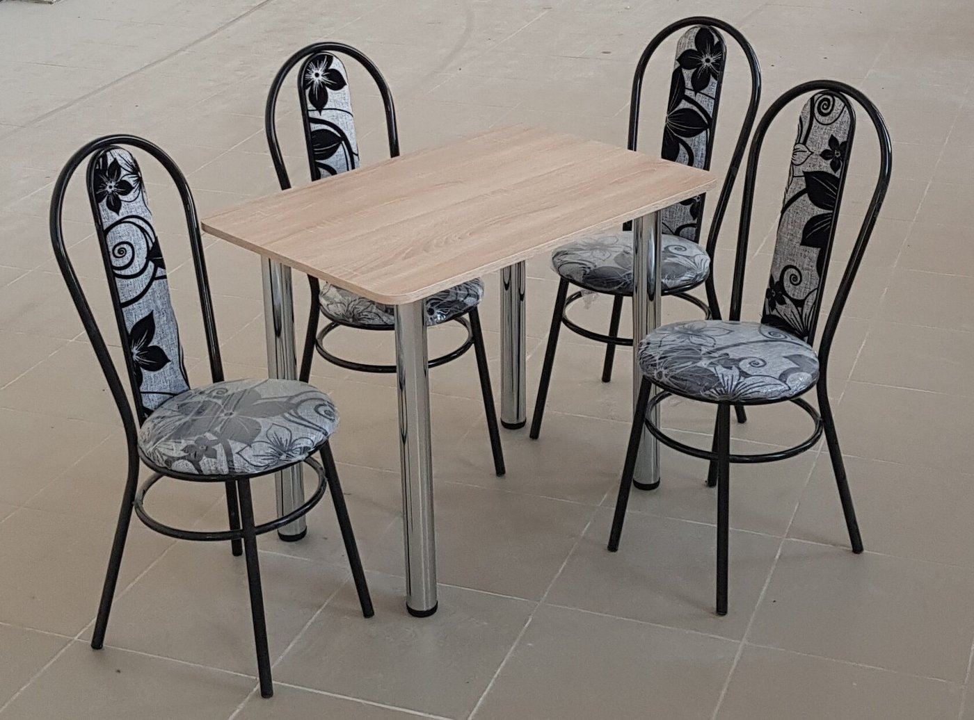

Обеденная группа Табуретоф стол и 4 стула (Цветы/Черный, ст. 100x60 см, Светло-серый)