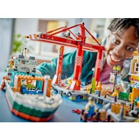 Конструктор LEGO City 60422 Морской порт с грузовым судном