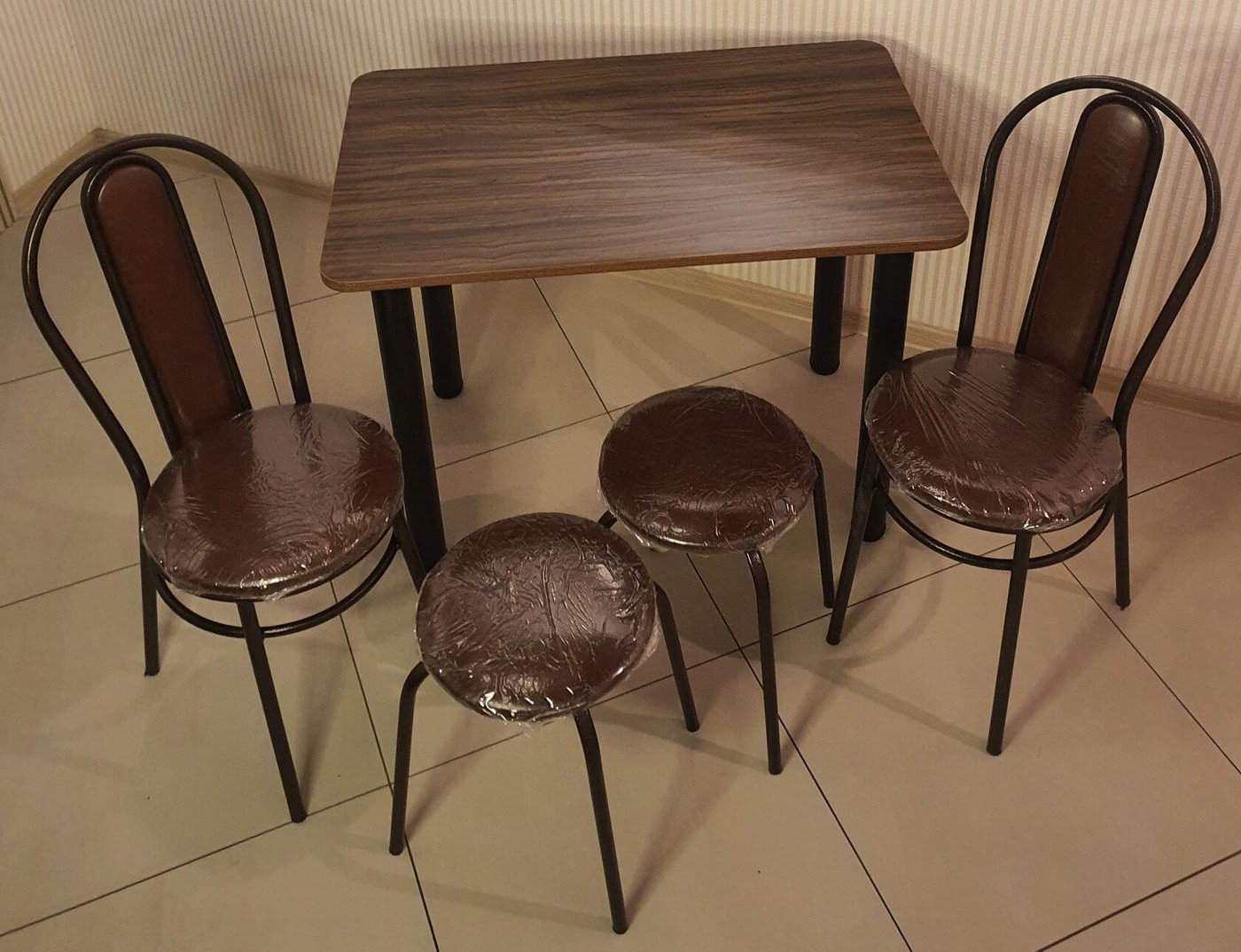 

Обеденная группа Табуретоф стол, 2 табурета, 2 стула (Шоколад/Венге, ст. 110x70 см, Темно-коричневый)