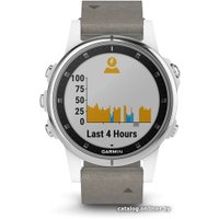 Умные часы Garmin Fenix 5S Plus Sapphire (белый/серый замшевый)