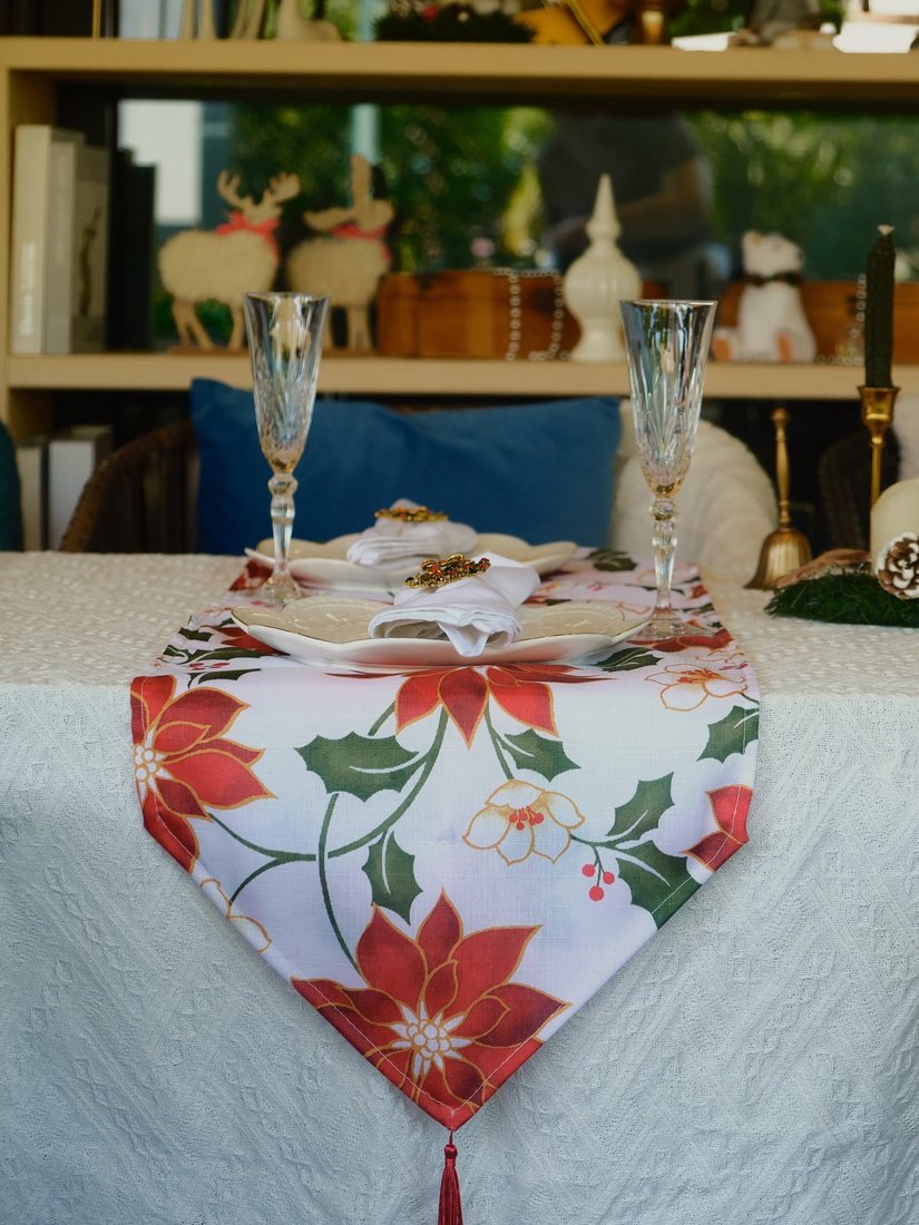 

Дорожка на стол Доляна Новогодние цветы 10882956 (белый)