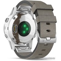 Умные часы Garmin Fenix 5S Plus Sapphire (белый/серый замшевый)