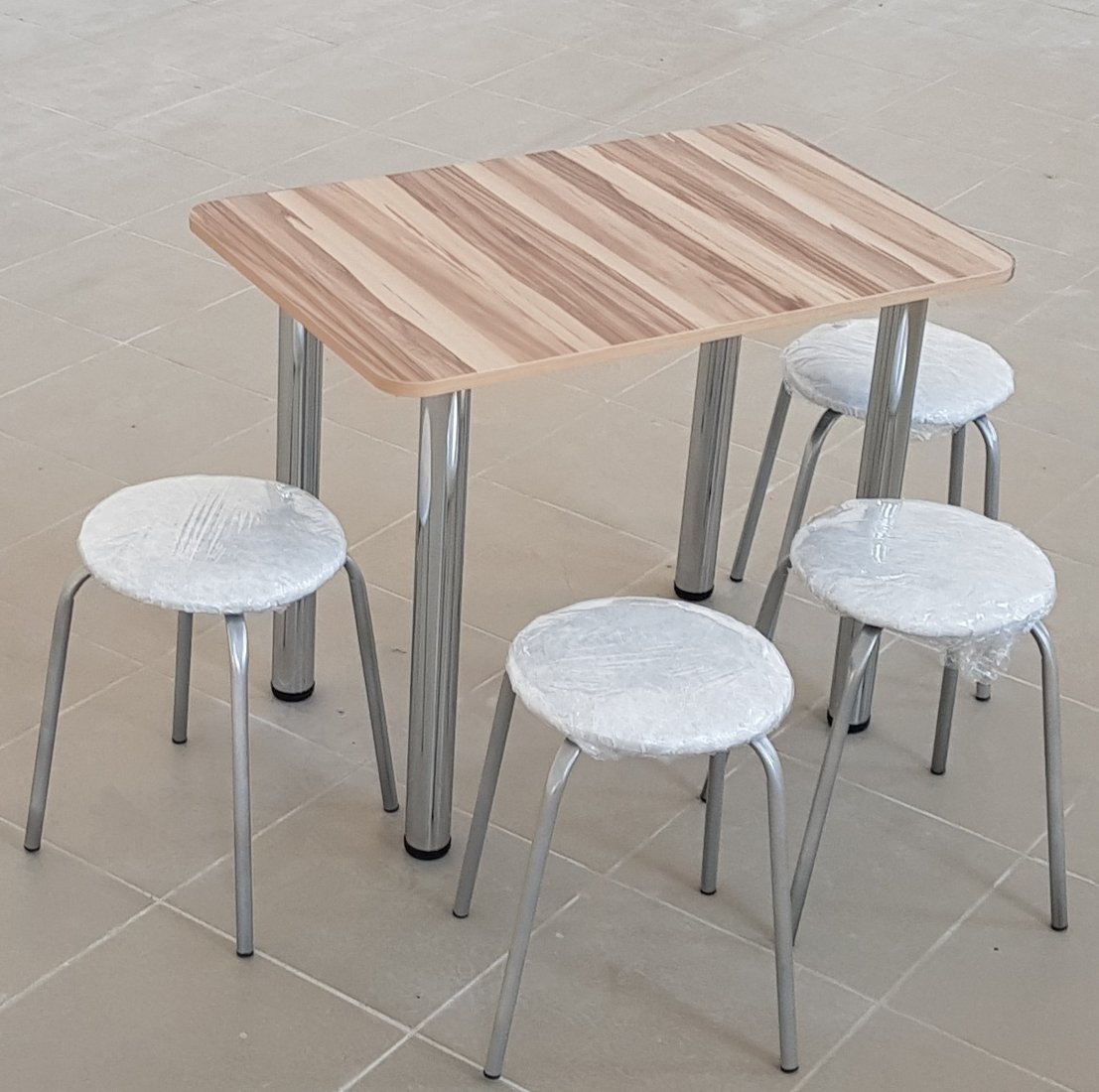 

Обеденная группа Табуретоф стол и 4 табурета (Мрамор/Серебро, ст. 80x60 см, Бежево-кремовый)