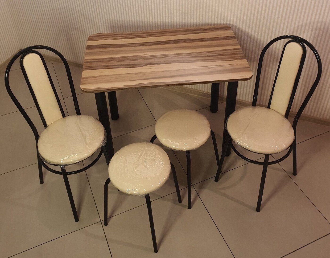 

Обеденная группа Табуретоф стол, 2 табурета, 2 стула (Молоко/Черный , ст. 90x60 см, Кремово-коричневый)