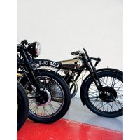 Книга издательства Бомбора. История мотоцикла (Хаммонд Ричард)