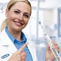 Электрическая зубная щетка Oral-B Smart 4 4000N Teen D601.523.3 (белый)