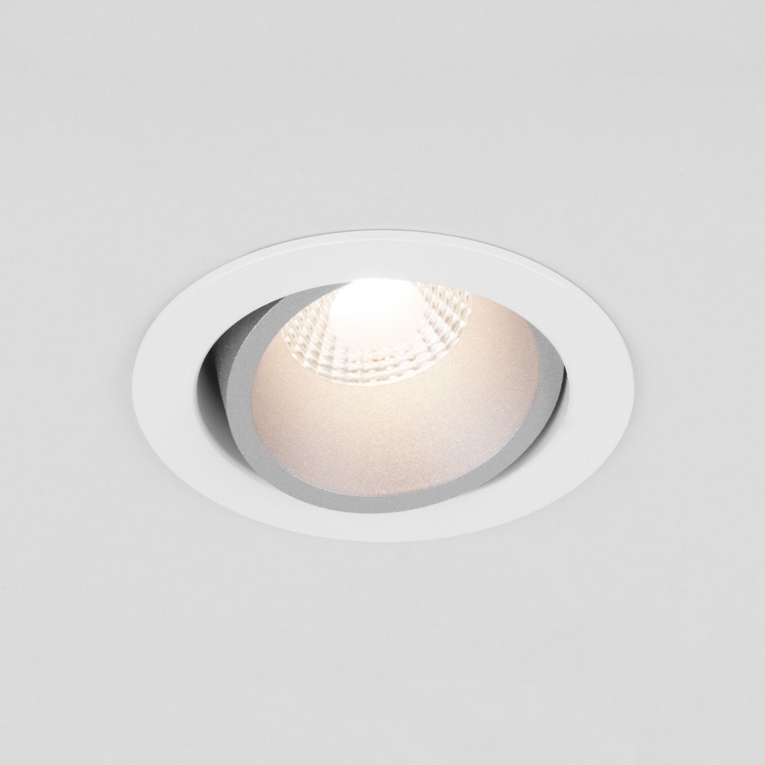 

Точечный светильник Elektrostandard 15267/LED 7W 4200K (белый/серебро)