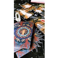 Игральные карты Эксмо. Лес Любви. Колода-оракул для сердечных вопросов (50 карт и руководство для гадания в подарочном футляре)