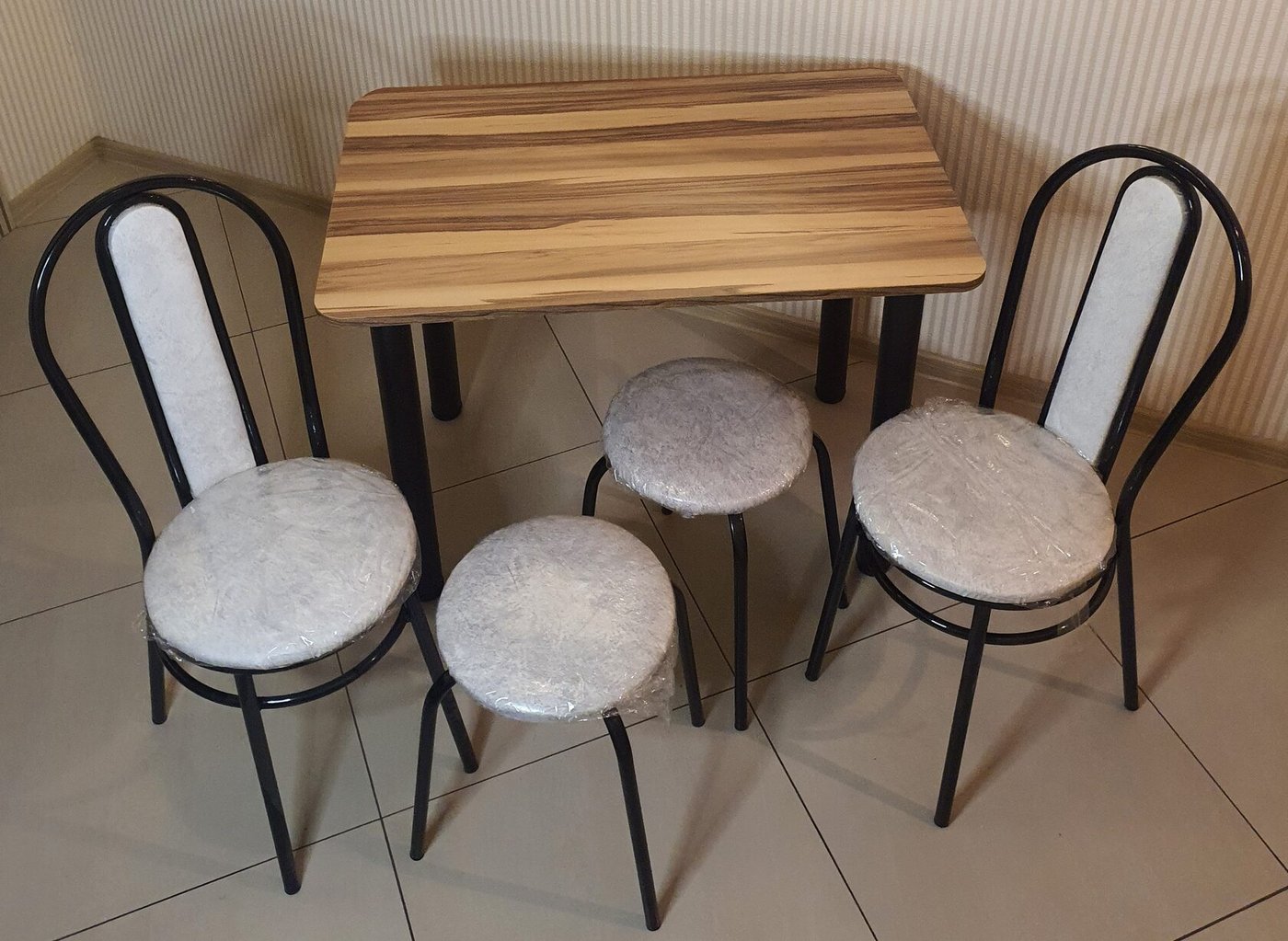 

Обеденная группа Табуретоф стол, 2 табурета, 2 стула (Мрамор/Черный, ст. 80x60 см, Карамельно-рыжий)