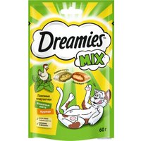 Лакомство для кошек Dreamies лакомые подушечки Mix с кошачьей мятой и курицей 60 г
