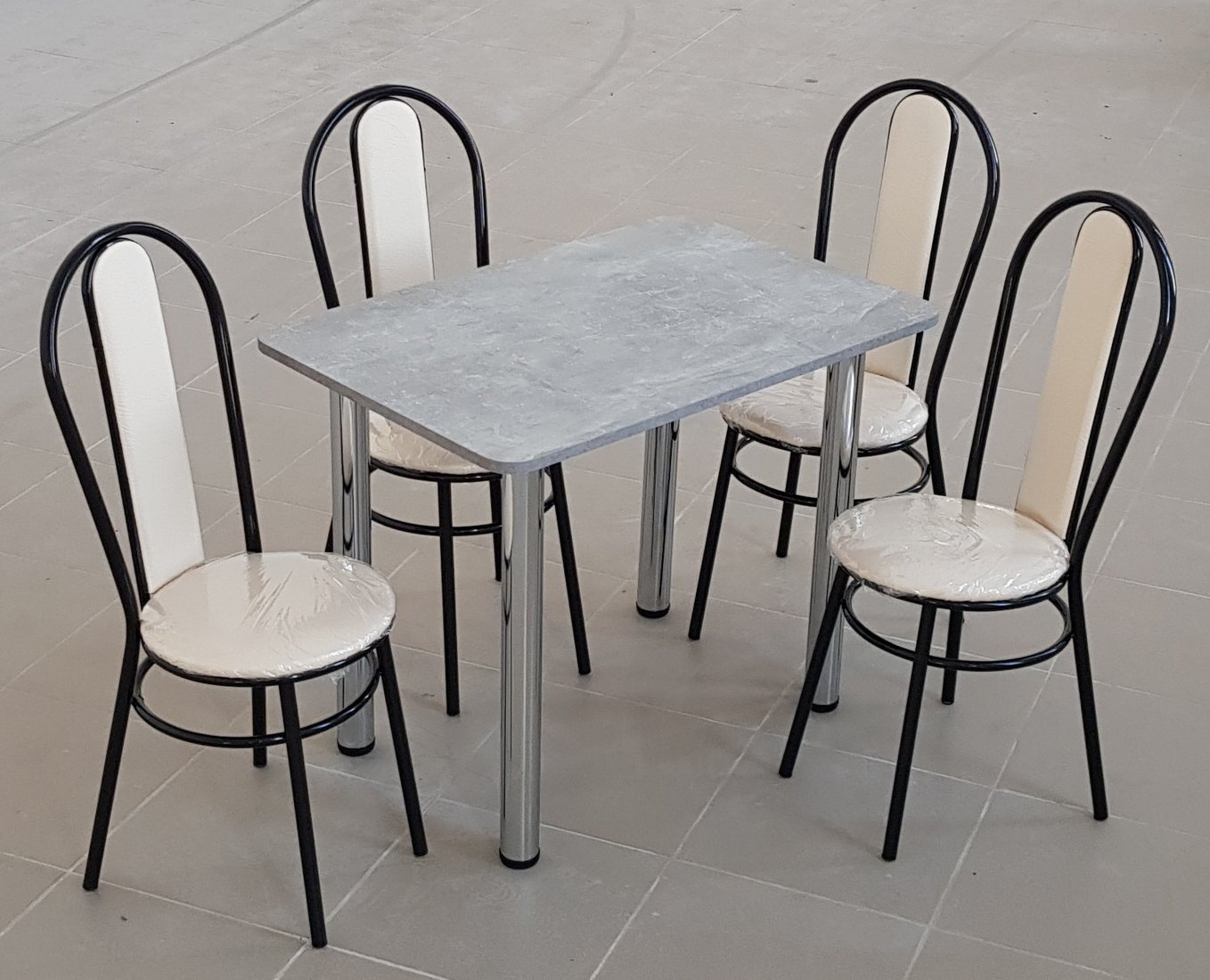 

Обеденная группа Табуретоф стол и 4 стула (Молоко/Черный, ст. 100x60 см, Серый)