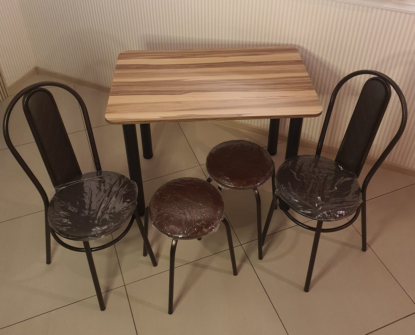 

Обеденная группа Табуретоф стол, 2 табурета, 2 стула (Шоколад/Венге/Стеганный, ст. 90x60 см, Кофейно-кремовый)