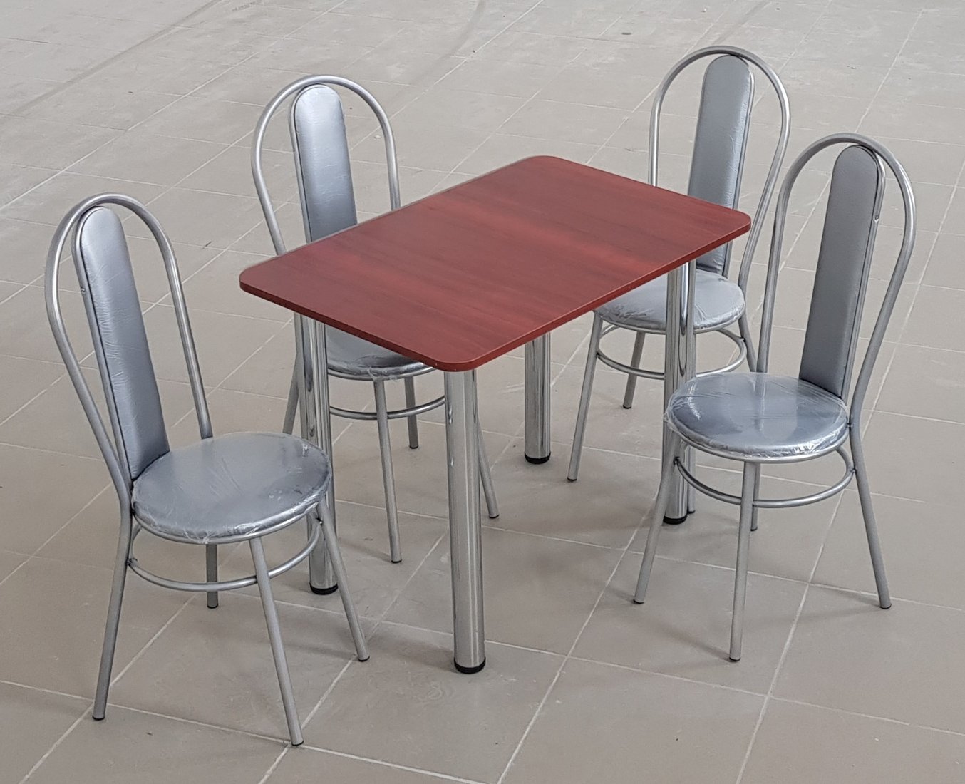 

Обеденная группа Табуретоф стол и 4 стула (Серебро/Серебро, ст. 90x60 см, Красно-каштановый)