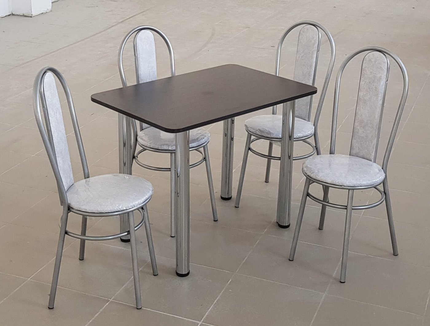 

Обеденная группа Табуретоф стол и 4 стула (Мрамор/Серебро, ст. 90x60 см, Темно-коричневый)