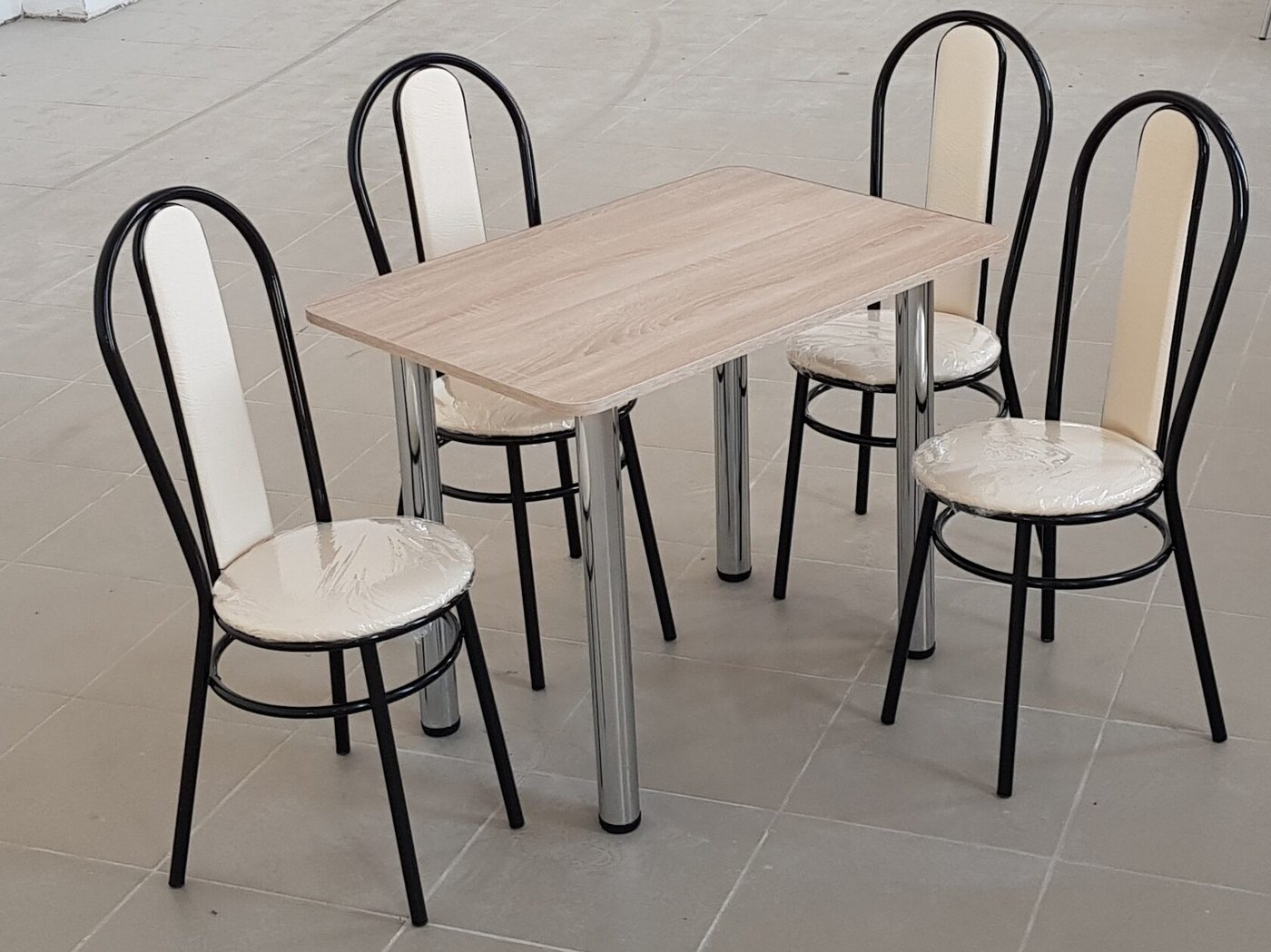 

Обеденная группа Табуретоф стол и 4 стула (Молоко/Черный, ст. 100x60 см, Светло-серый)