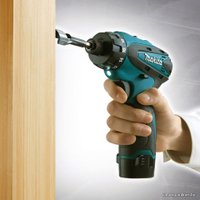 Винтоверт Makita DF030DWE