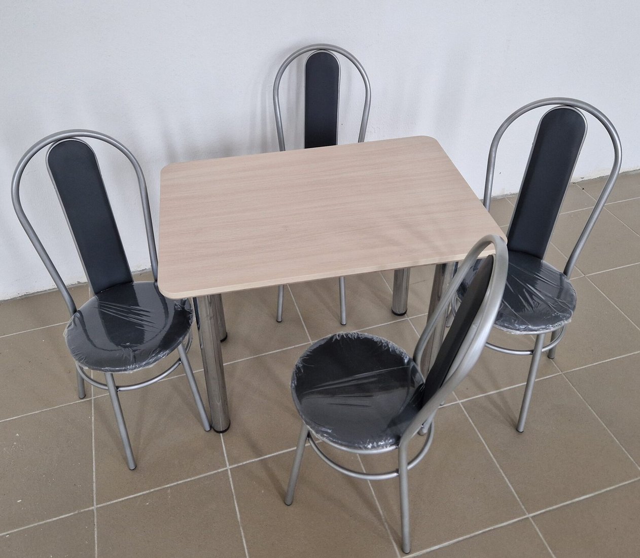 

Обеденная группа Табуретоф стол и 4 стула (Графит/Серебро, ст. 80x60 см, Светло-серый)