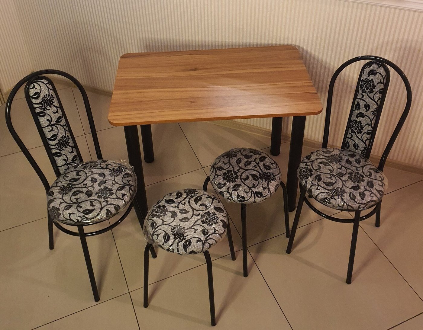 

Обеденная группа Табуретоф стол, 2 табурета, 2 стула (Цветы/Черный, ст. 90x60 см, Светло-коричневый)