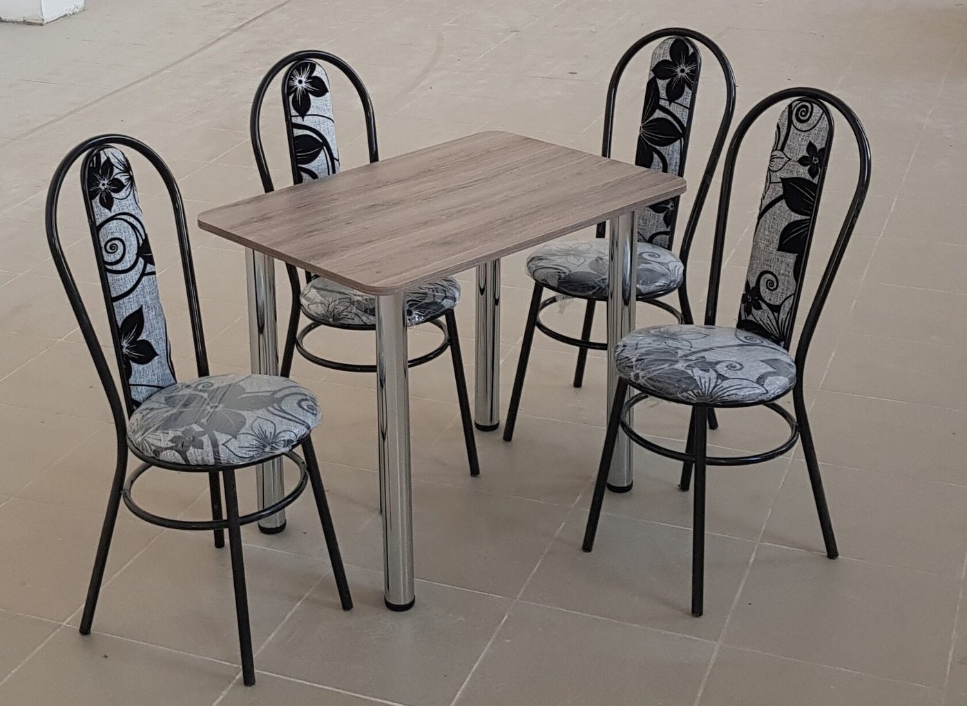 

Обеденная группа Табуретоф стол и 4 стула (Цветы/Черный, ст. 110x70 см, Серый-бежевая)