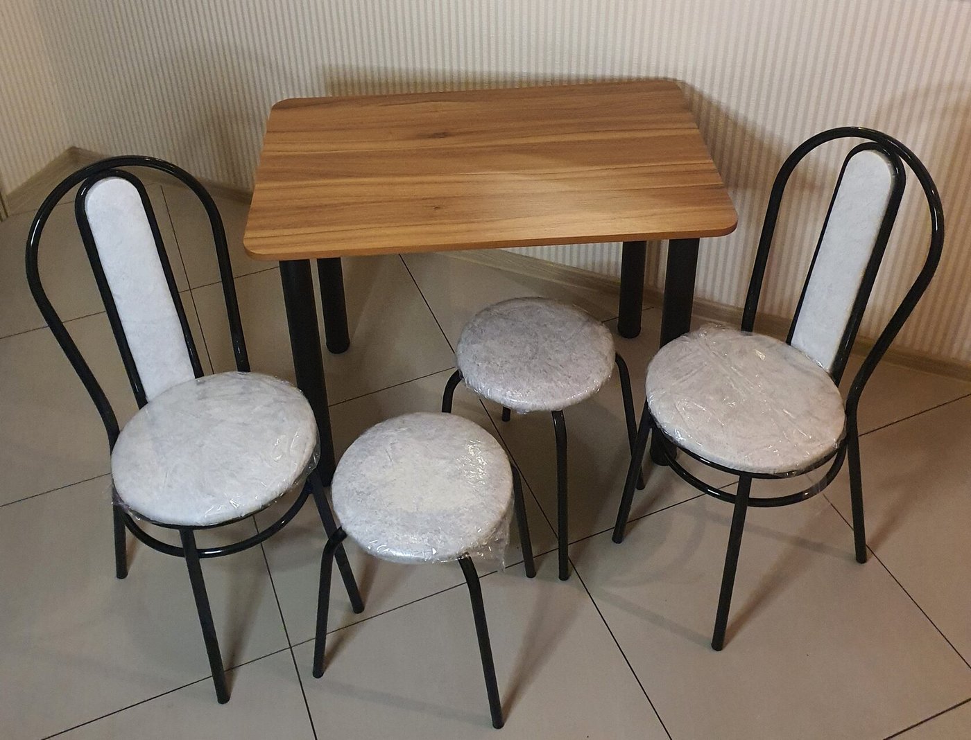 

Обеденная группа Табуретоф стол, 2 табурета, 2 стула (Мрамор/Черный, ст. 90x60 см, Золотисто-кремовый)