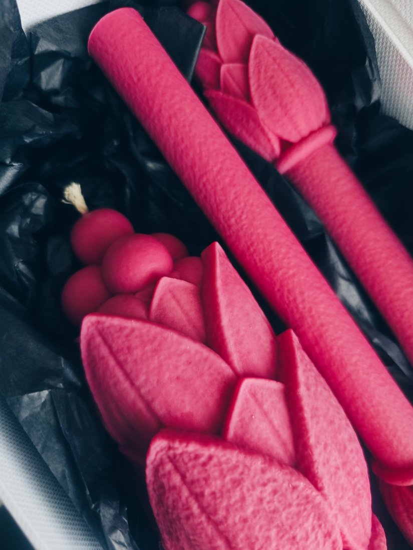 

Набор столовых свечей COLIBRICANDLES и формовой свечи «Цветок» из пчелиного воска в брендовой коробке