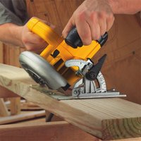 Дисковая (циркулярная) пила DeWalt DWE575
